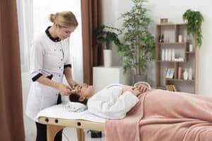 masseur-taking-care-her-client