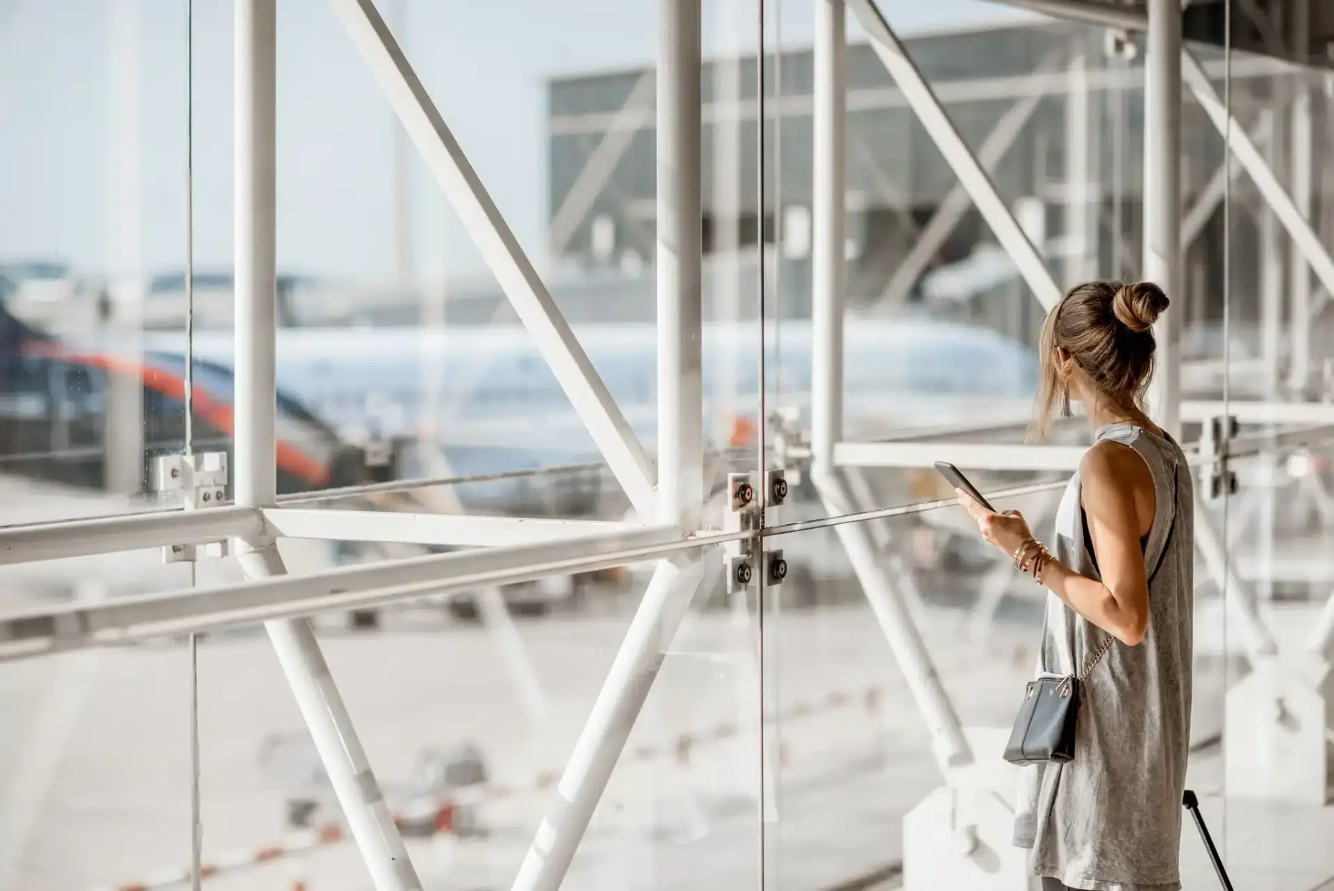A traveling patient researching a Fort Lauderdale plastic surgeon before a trip
