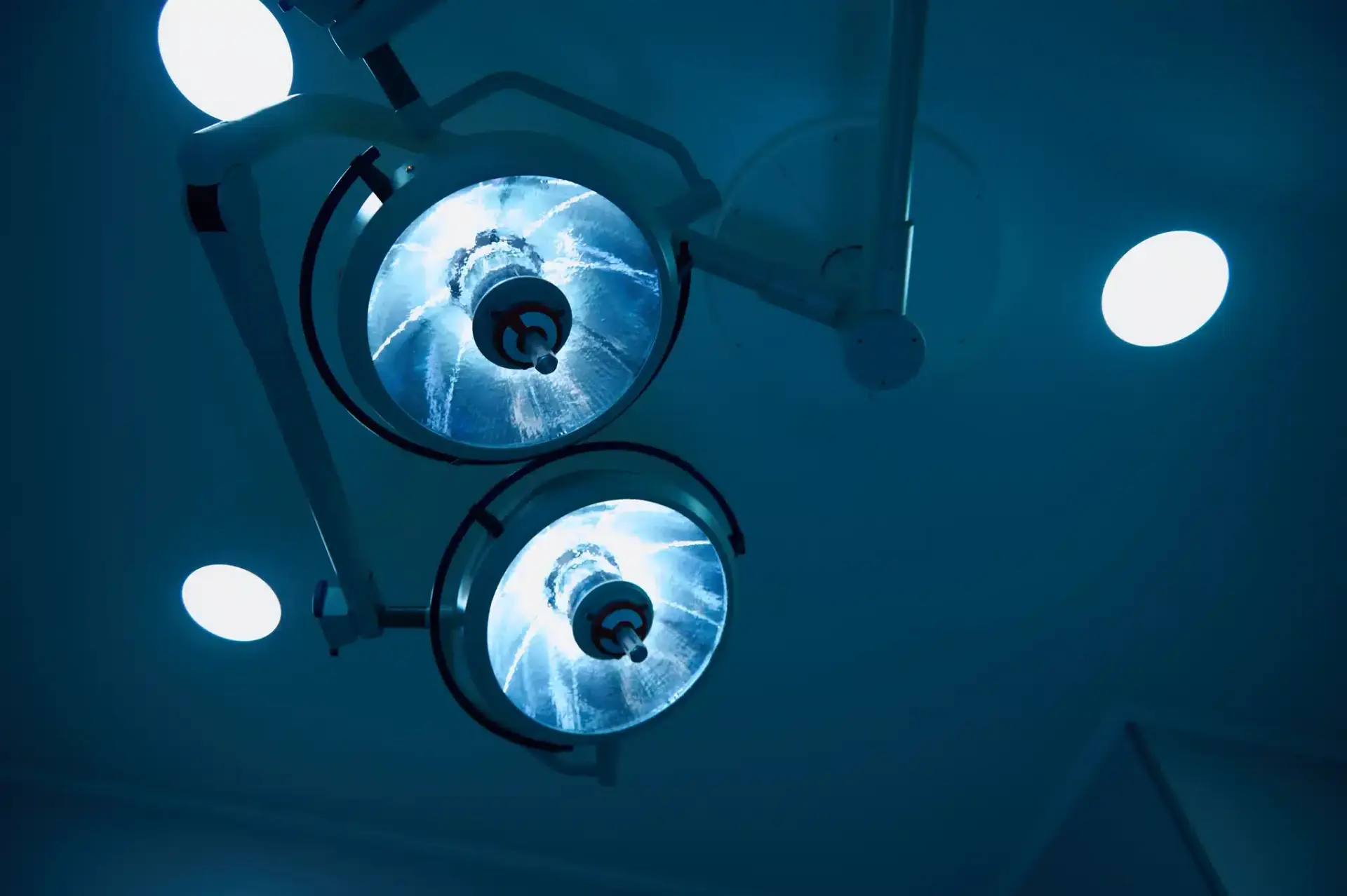 Surgical lights in an accredited operating room at a Miami plastic surgery practice